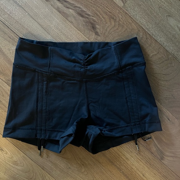 Lululemon High-Rise 2” Booty Short - Size 4 - Picture 1 of 3